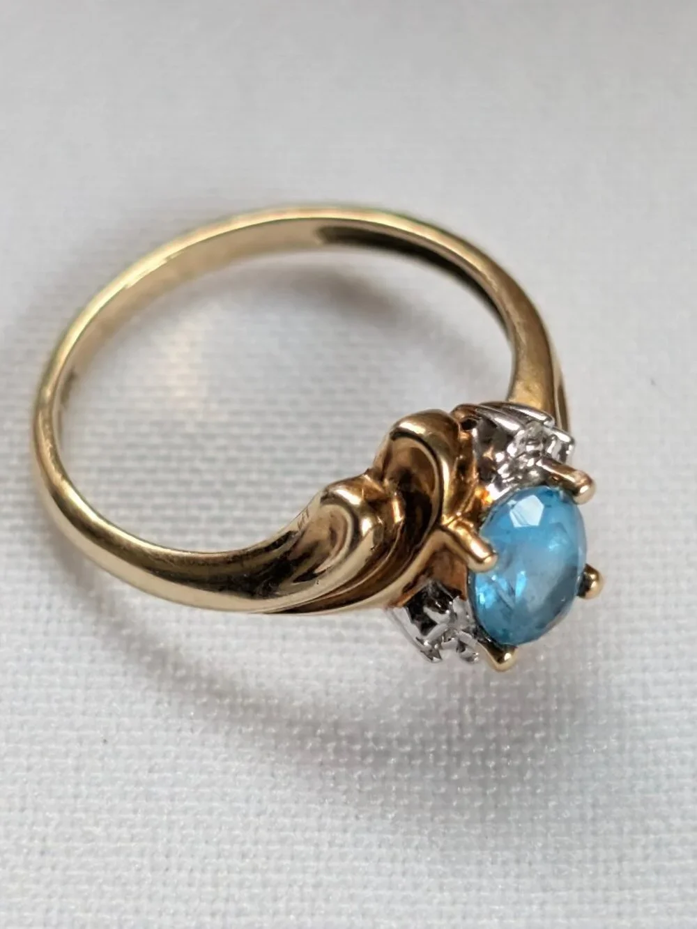 10K Solid Gold  Blue Topaz Diamond Ring- 2.12 g Size 6.75